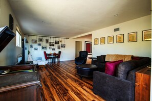 Smart-TV, Kamin, Videothek, Stereoanlage