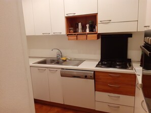 Fridge, oven, dishwasher, coffee/tea maker