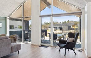 Smart TV, chimenea, futbolito, mesa de ping pong