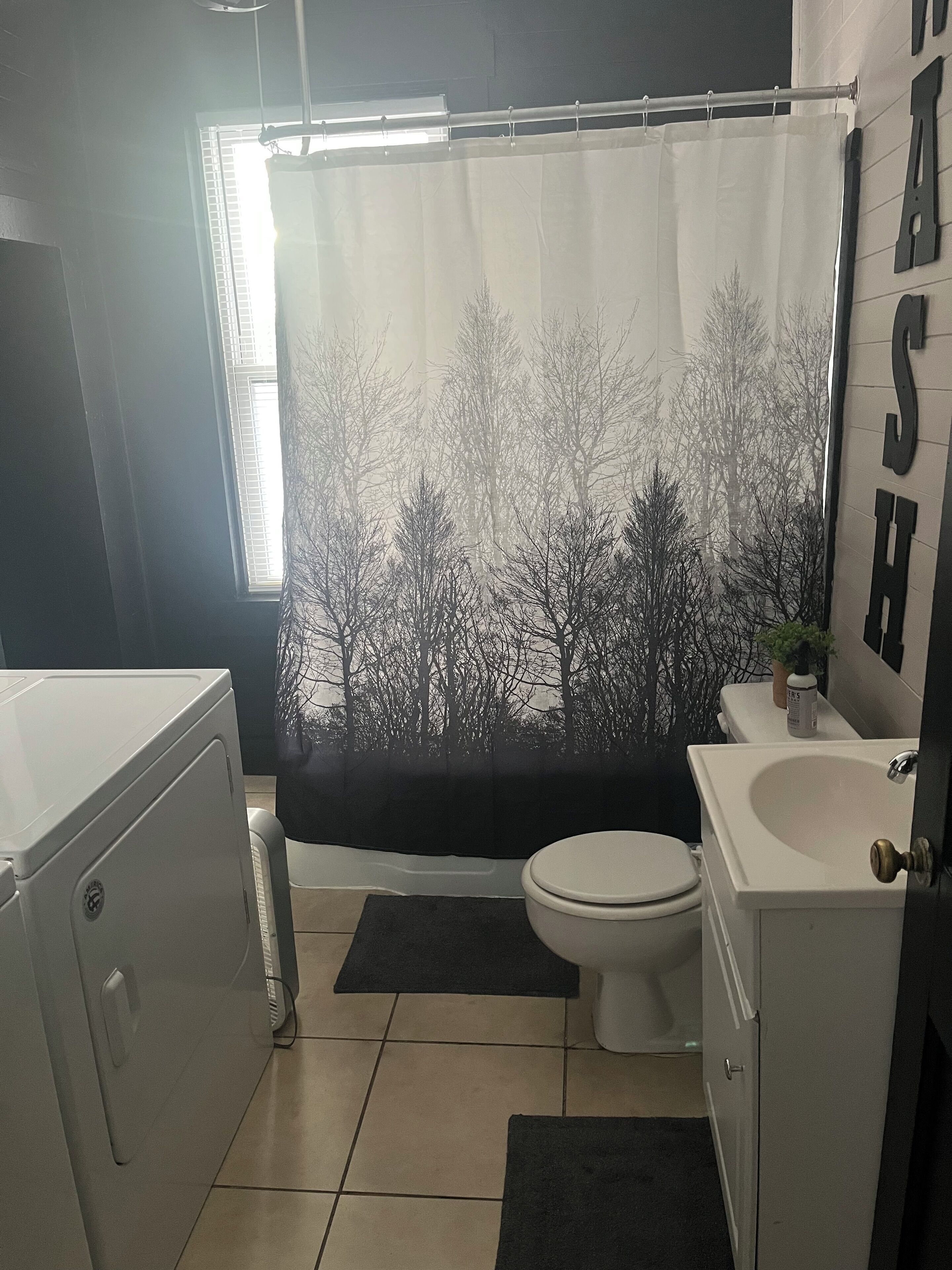 A bathroom with a toilet, sink, and bathtub.