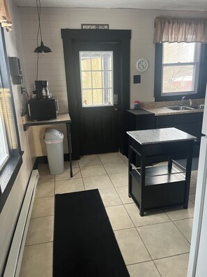 Fridge, microwave, oven, stovetop - The Sasquatch Hideaway: Private 1BR Adventure Loft (Fayetteville)