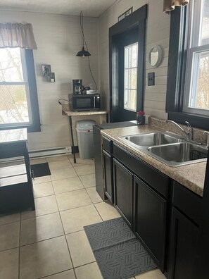 Fridge, microwave, oven, stovetop - The Sasquatch Hideaway: Private 1BR Adventure Loft (Fayetteville)