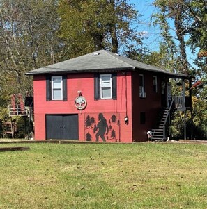 Exterior - The Sasquatch Hideaway: Private 1BR Adventure Loft (Fayetteville)