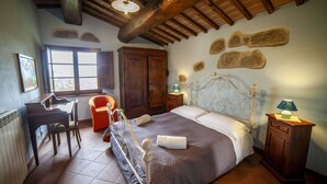 6 bedrooms, iron/ironing board, WiFi, bed sheets