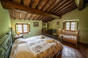 6 bedrooms, iron/ironing board, WiFi, bed sheets