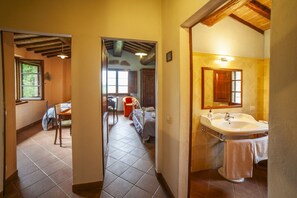 6 chambres, fer et planche à repasser, Wi-Fi, draps fournis