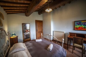 6 habitaciones, tabla de planchar con plancha, wifi y ropa de cama