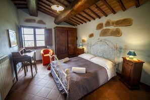 6 bedrooms, iron/ironing board, WiFi, bed sheets