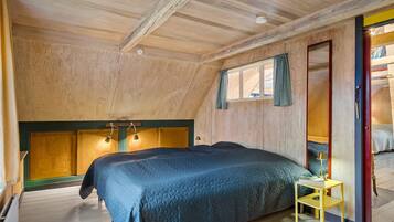 2 bedrooms, iron/ironing board, travel cot, free WiFi