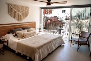 2 chambres, coffres-forts dans les chambres, fer et planche à repasser