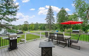 Outdoor dining - Peaceful Lake View Getaway, (Mayfield)