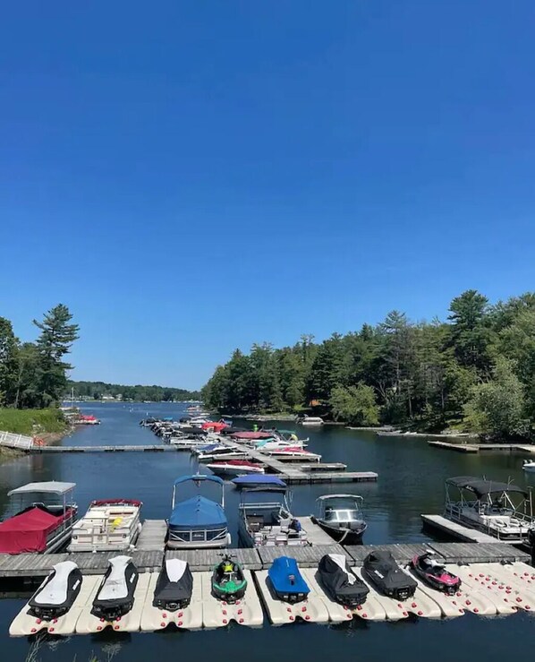Marina - Peaceful Lake View Getaway, (Mayfield)