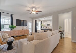 TV, fireplace - Cozy Cottage w/3king Beds,Tesla Charger, Marina Access (Tullahoma)