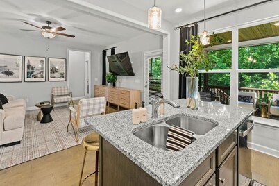 Cozy Cottage w/3king Beds,Tesla Charger, Marina Access