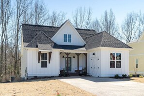 Exterior - Cozy Cottage w/3king Beds,Tesla Charger, Marina Access (Tullahoma)