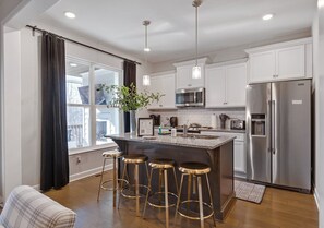 Refrigerador, microondas, horno, placa de cocina