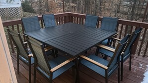 Una terraza con una mesa rectangular y seis sillas.