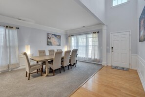 Dining - Sir Willingham Manor - Triple King @ Breckenridge (Morrisville)