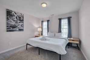 4 makuuhuonetta, silitysrauta/-lauta, ilmainen Wi-Fi, vuodevaatteet