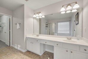 Secadora de cabello, toallas, papel de baño 