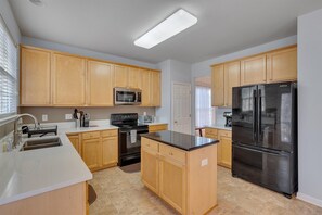 Microwave, oven, dishwasher, coffee/tea maker - Sir Willingham Manor - Triple King @ Breckenridge (Morrisville)