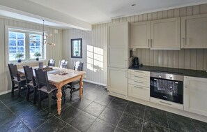 Kühlschrank, Geschirrspüler, Wasserkocher mit Kaffee-/Teezubehör