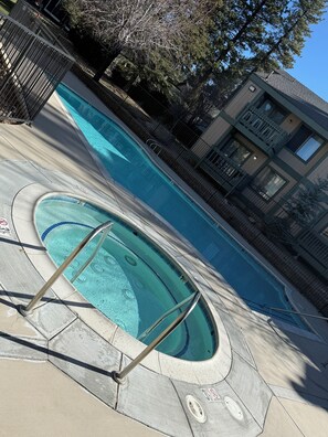 Een verwarmd zwembad