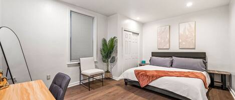 1 dormitorio, escritorio, tabla de planchar con plancha y wifi