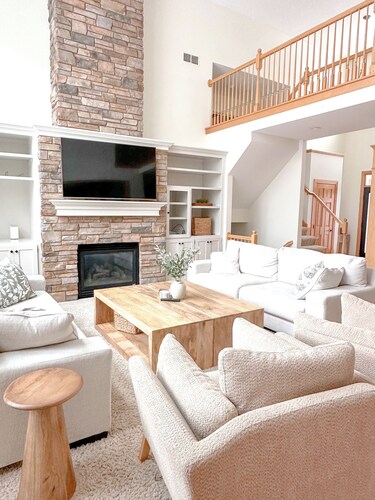 Serene Suburban Retreat with Hot Tub next to the Super Rink, 3M Open and USA Cup