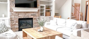 Serene Suburban Retreat with Hot Tub next to the Super Rink, 3M Open and USA Cup