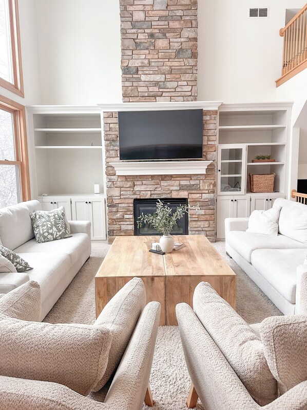 Smart TV, fireplace