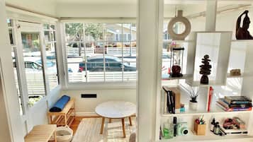 Casa, varias camas, patio, vistas al jardín (Beach City Craftsman) | Interior