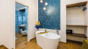 Camera Luxury, balcone, vista città | Vasca da bagno a immersione totale