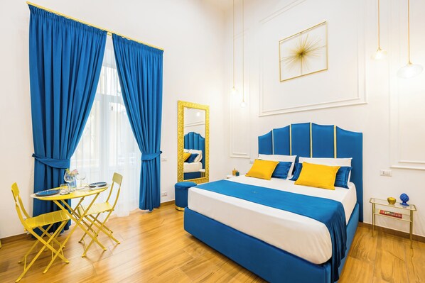 خزنة داخل الغرفة ومكتب ومساحة عمل للكمبيوتر المحمول وستائر تعتيم