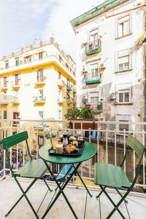 خزنة داخل الغرفة ومكتب ومساحة عمل للكمبيوتر المحمول وستائر تعتيم