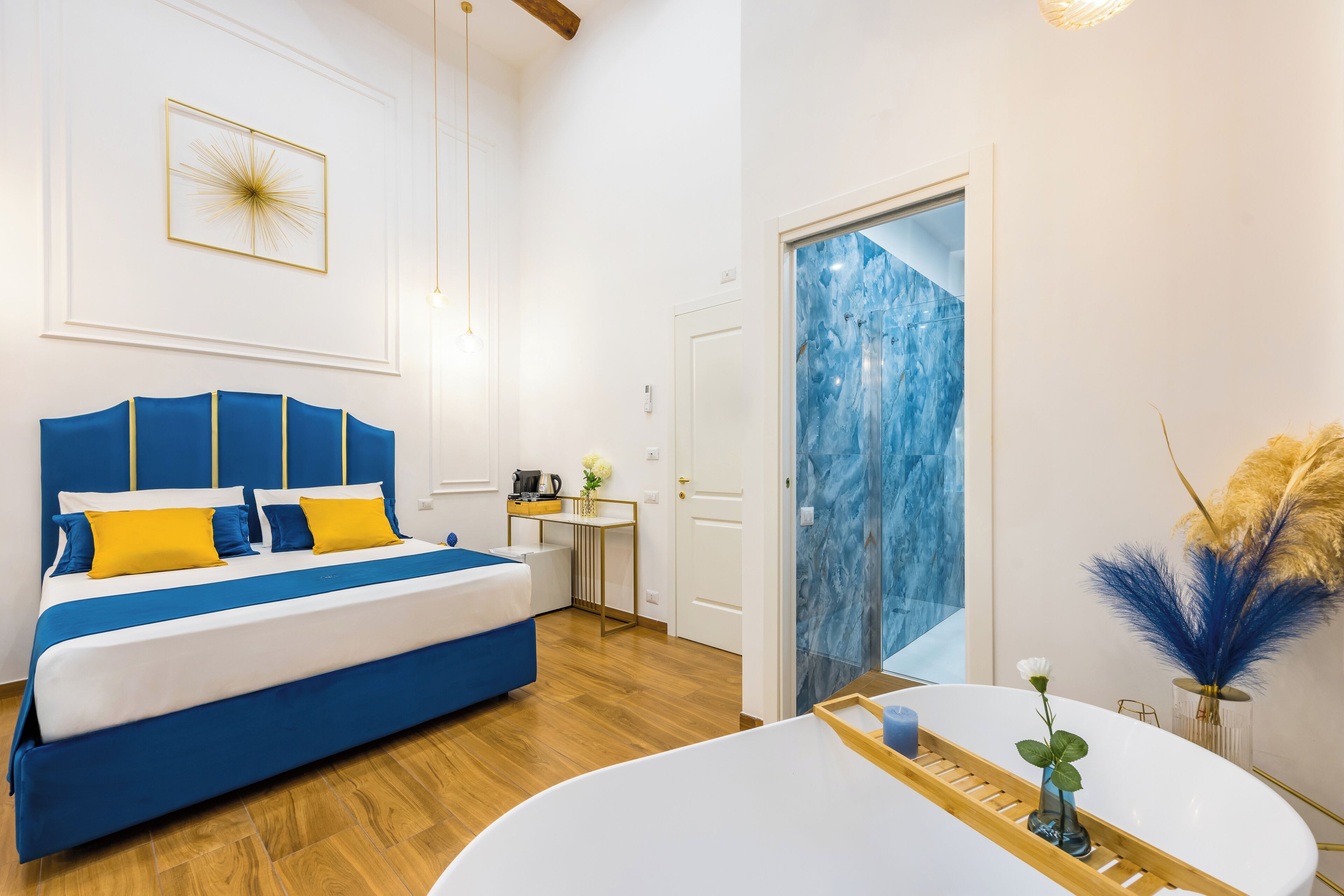 Luksushuone, parveke, kaupunkinäköala | Tallelokero huoneessa, työpöytä