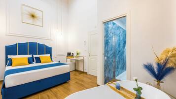 Luksushuone, parveke, kaupunkinäköala | Tallelokero huoneessa, työpöytä