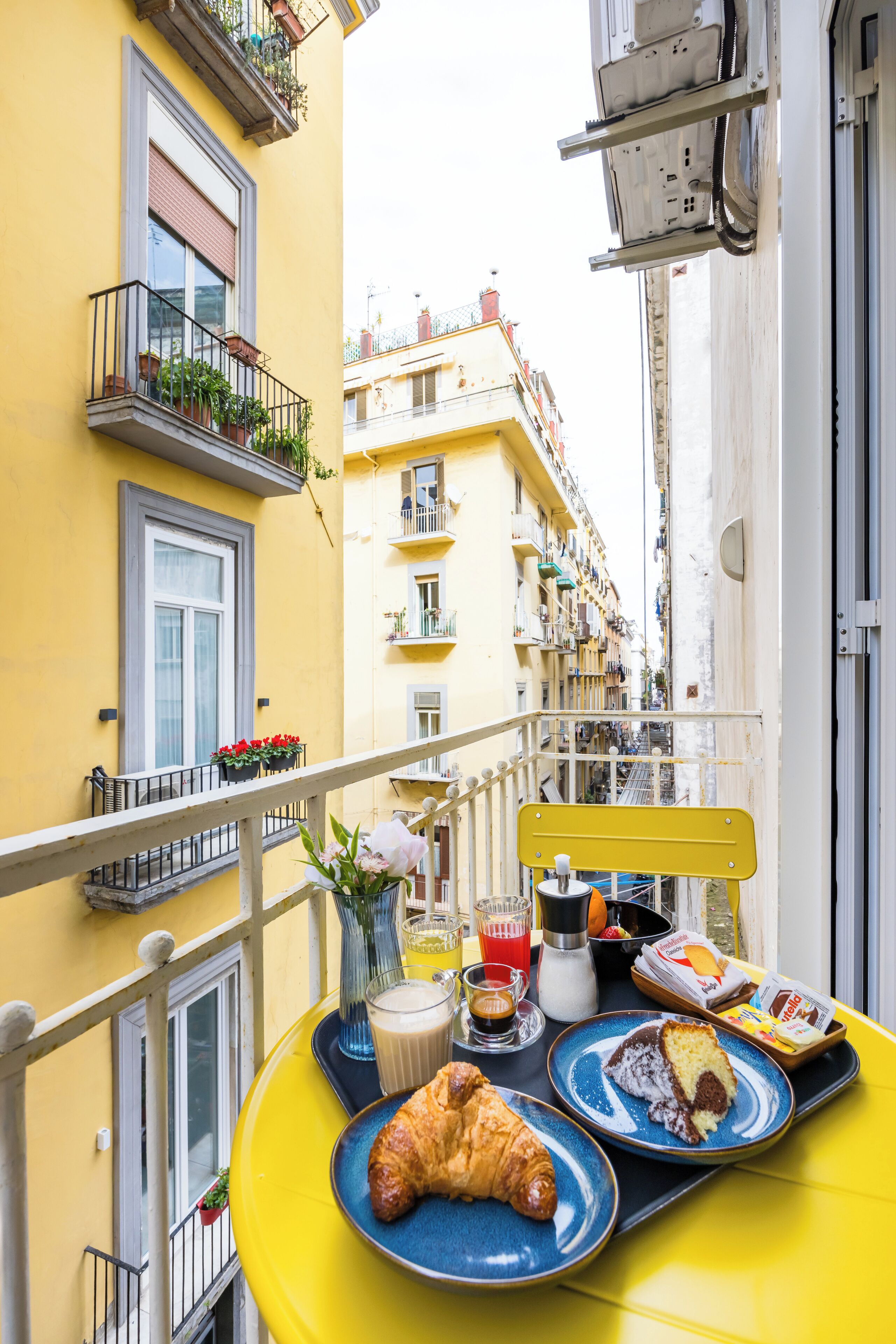 Deluxe-Dreibettzimmer, Balkon, Stadtblick | Essbereich im Zimmer