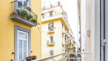 Kolmen hengen deluxe-huone, parveke, kaupunkinäköala | Ruokailu omassa huoneessa