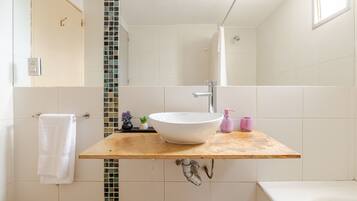 Bidet, serviettes fournies, savon, shampoing