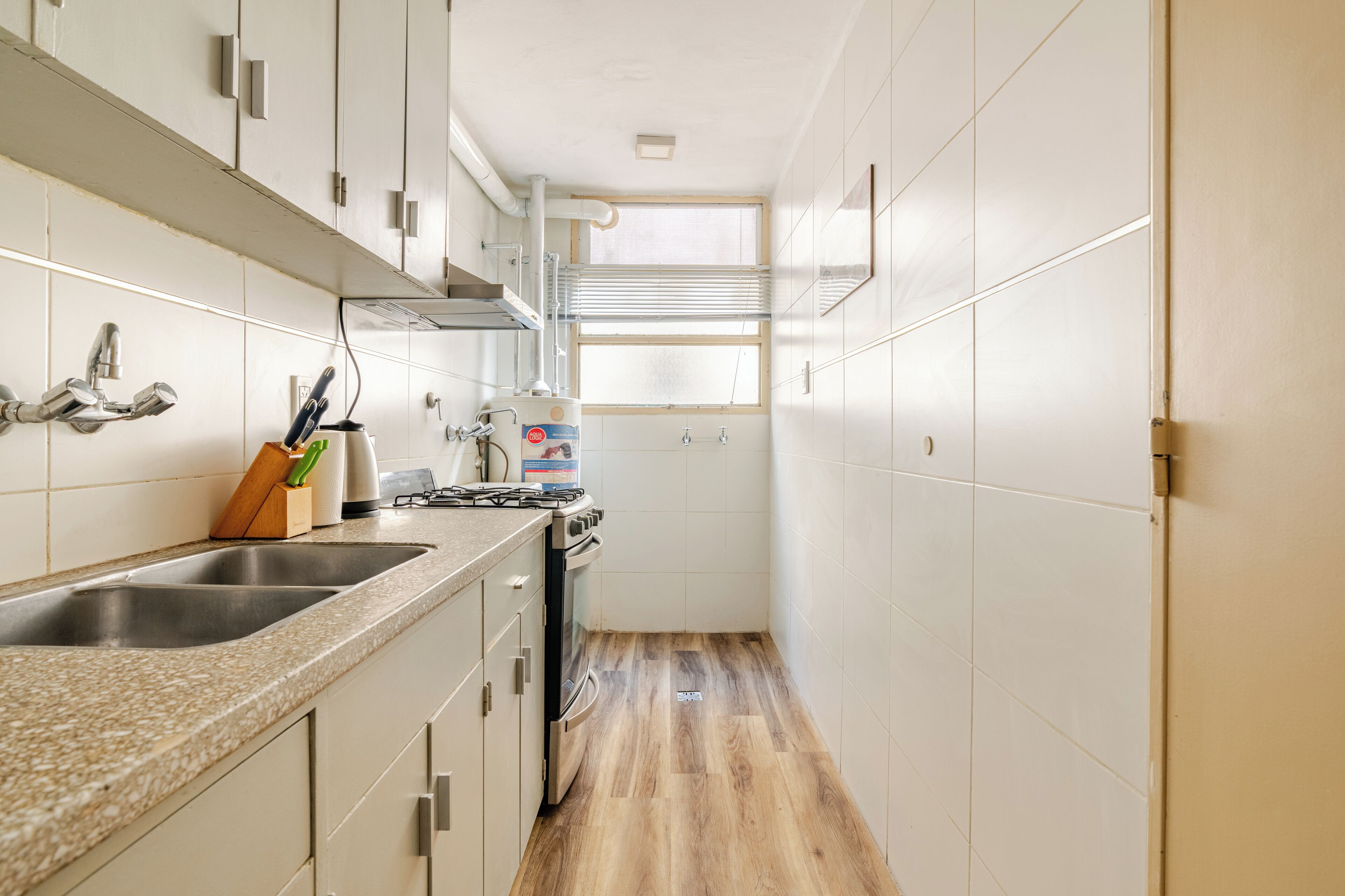 Mikrobølgeovn, kaffetrakter/tekoker, brødrister og kjøkkenutstyr