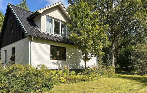 A single-story house with a gabled roof, white siding, and a front porch. - Gorgeous home in örkelljunga with WiFi (Örkelljunga)