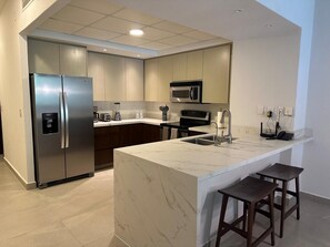 Kjøleskap, mikrobølgeovn, ovn og kokeplater