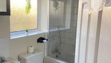 SĂšche-cheveux, serviettes fournies, savon, papier toilette