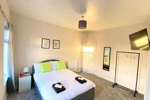 1 dormitorio, tabla de planchar con plancha, wifi y ropa de cama