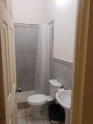 Sèche-cheveux, serviettes fournies, savon, papier toilette