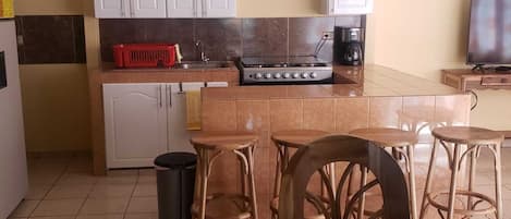 Micro-ondes, four, plaque de cuisson