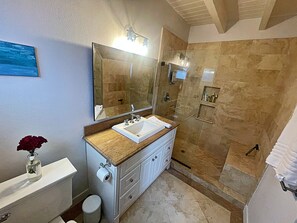 シャワー、タオル、石鹸、トイレットペーパー