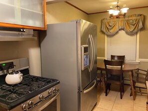 Private kitchen - Charming 1-bedroom house with WiFi, AC in pleasant Elmont (Elmont)