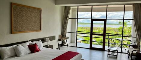 Dobbeltrom – superior, 1 kingsize-seng, balkong, elveutsikt | Sengetøy av topp kvalitet, senger med overmadrass og safe på rommet